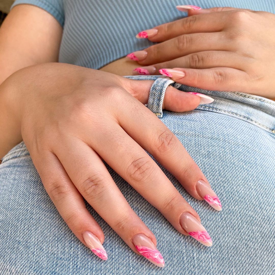 Helio Beauty — badem form protez tırnak, pembe French tasarım