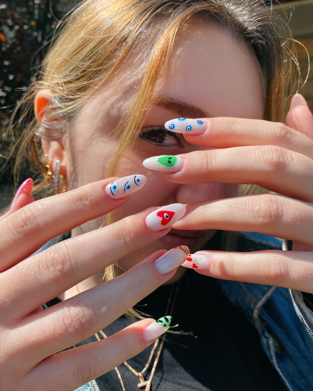 Helio Beauty — renkli figürlü nail art uygulaması